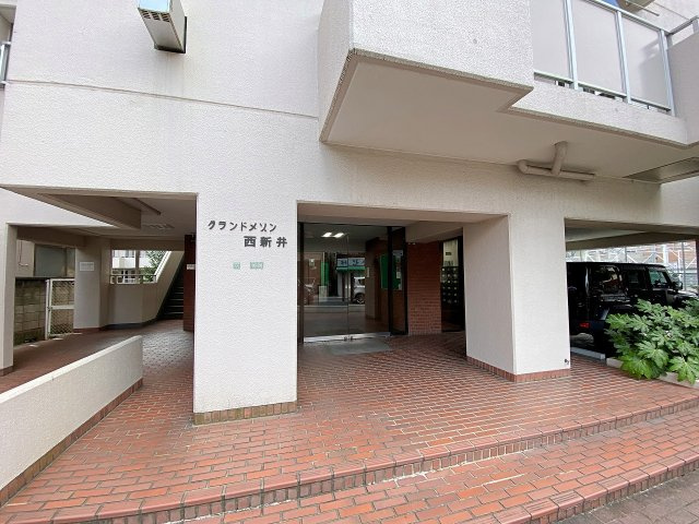 マンションの顔となる重厚感あるアプローチデザイン。バリアフリーにも配慮されたフラットなエントランス入口は、車椅子やベビーカーをご利用の際も安心・快適にお通りいただけます。