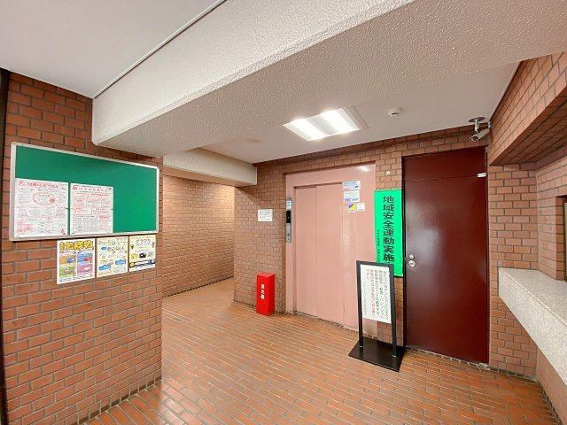 清潔感があり丁寧に管理されたエントランスホール。優雅で落ち着きのある共有空間が住まう方や訪れるゲストを温かく迎え入れ、日常にさりげない高級感と安心感を与えてくれます。