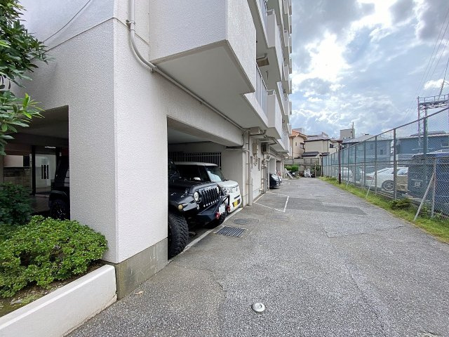 敷地内にしっかりと確保された駐車場スペース。お車への乗り降りがスムーズに行えるフラットな平置きタイプで、日々の通勤やお買い物、休日のお出かけ時にも大変利便性の高い環境です。