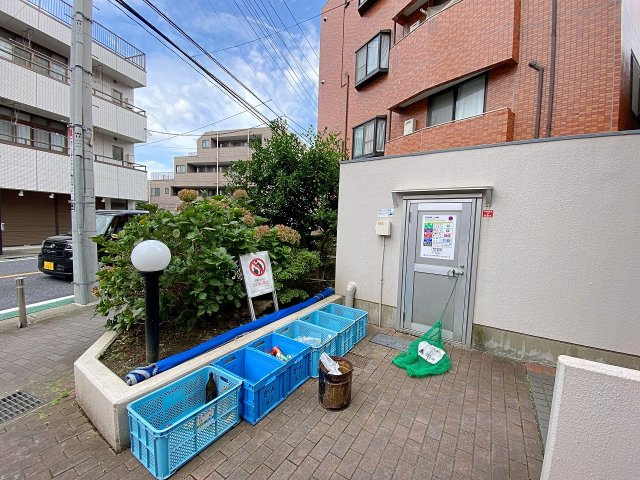 敷地内に整然と管理されたゴミ置き場を設置。住まいから近い位置にあり、日々のゴミ出し作業もストレスなくスムーズに行えます。綺麗な住環境がしっかり保たれた快適な共有部です。