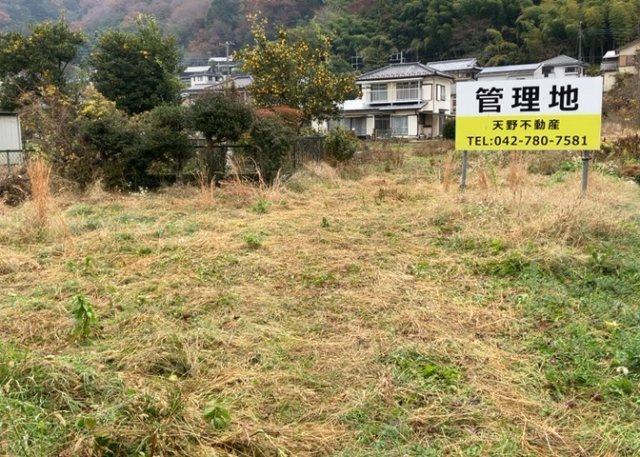現地に行くなら、物件の周囲の地形がどうなっているかを見ることも大切です。周辺より低くなっている土地では、大雨などで水が集まりやすいため、地盤が弱くなっているということも考えられるため、注意が必要です。
