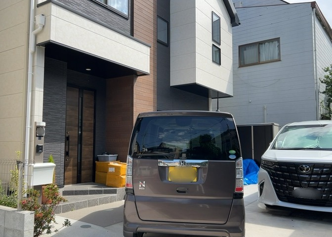 玄関は家の顔でもあり、家族以外の目にも止まる場所です。玄関は外との間を仕切る扉、靴などをしまっておく収納スペース、靴脱ぎのたたきスペース、来客とのやり取りをするドアホンなど複数のアイテムからなります。