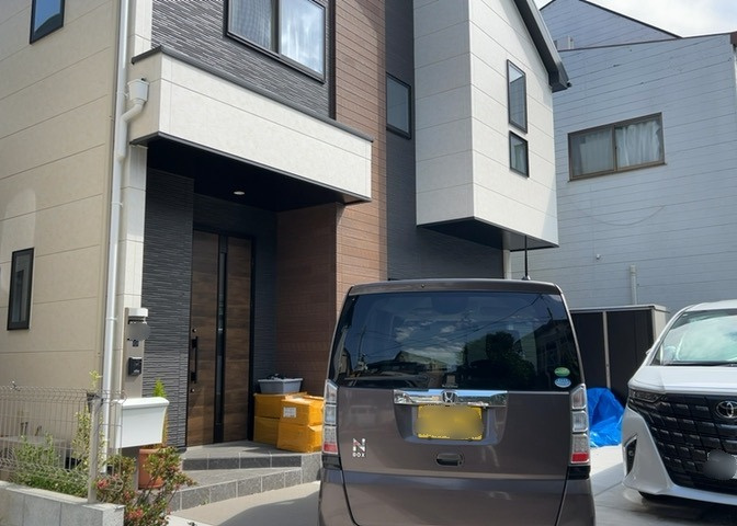 バルコニーは、室外の専用スペースのうち、「屋根がなく開放された空間」であるものを指します。ベランダより広いタイプのものが多く、日当たりもよいため家庭菜園などを楽しみたい人にとって適した環境となります。