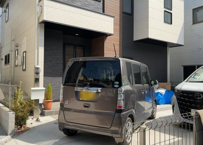 建物の基礎工事の方法は、主流となっているベタ基礎（防湿基礎）と布基礎の2種類に分類され、床下の通気性や耐久性などに違いがあります。建物の基礎部分の構造や付帯設備など詳細については現地でご確認ください。