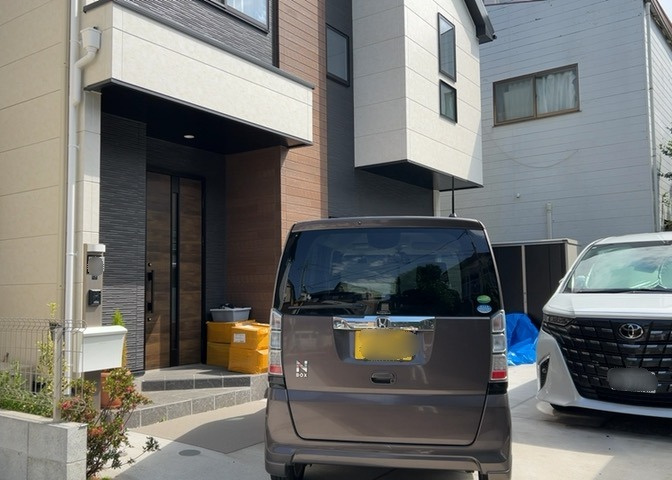 玄関ポーチにおいて最も重視すべきと言っても良いのが広さです。適切な広さの玄関ポーチでないと外見的なバランスは崩れてしまいますし、何より使いにくくなってしまいますので、現地で実際に下見をしてみましょう！