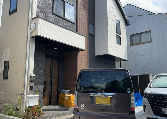 敷地内に散水栓や立水栓があると便利です。水道水を直接利用できるため、水を運ぶ手間を省くことが出来ます。大量の水を必要とする洗車作業や清掃などに役立ちます。その他設備とあわせて、現地でご確認ください。