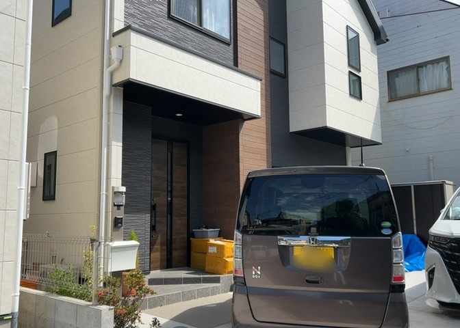 床下換気口は、床下に湿気がこもることを防ぎ、効果的に換気を行うために設置されています。床下換気口が設置されていない建物は、基礎パッキング工法などにより換気を行なっています。詳細は現地でご確認ください。