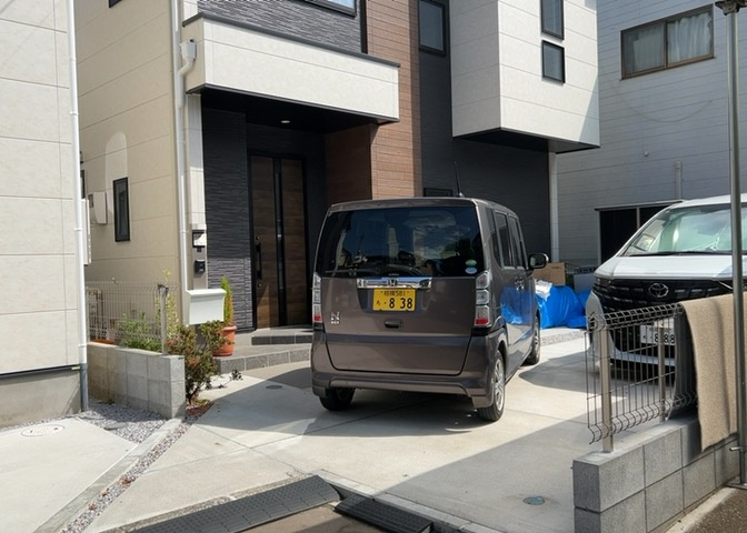 東側道路の場合は居室を南向きに設計しやすいため、朝日が入りやすいというメリットがあります。一方、西側道路も東側同様に居室を南向きに設計しやすいのですが、住宅地だと朝日が入りにくいという弱点があります。