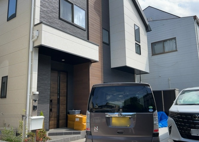 車一台あたりに必要なスペースは、標準サイズの普通自動車で横幅2m50cm、長さ5mは必要になります。ただし、乗降のことも考慮して横幅3m30cm、長さ5m50cmほどは確保できるところを選びましょう。