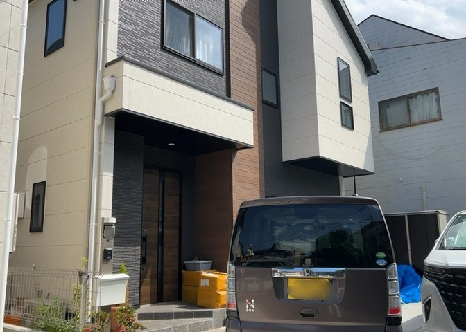庭のある家に住むことのメリットとして、子どもたちの遊び場を確保できること、ガーデニングや家庭菜園を楽しめること、明るさを確保できることがあります。また、配置を工夫することでプライバシーが確保できます。