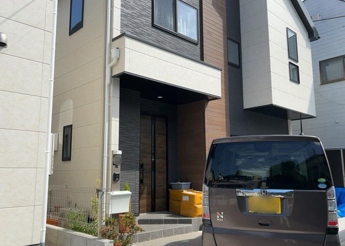 バルコニーは、建物内から室外へ楽に出入りできる便利なスペースです。また、バルコニーには手すりを付けることが義務付けられており、手すりの高さは110cm以上で施工することが建築基準法で定められています。