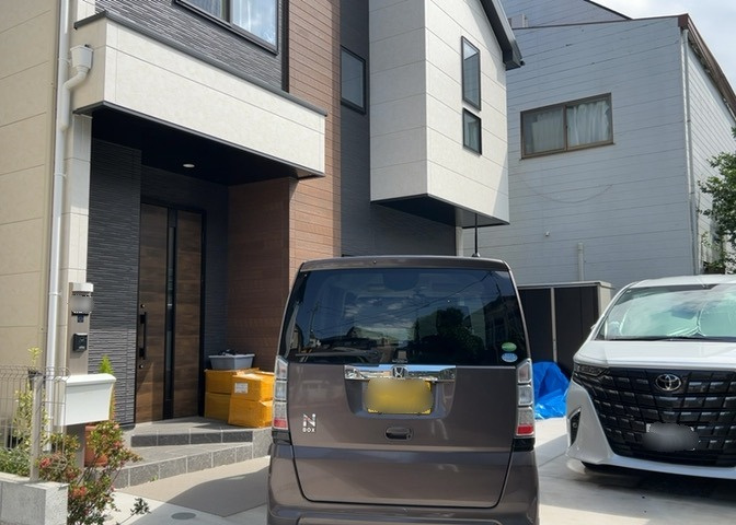 玄関は家の顔と言っても過言ではありません。現地を見学する際は玄関の広さや全体のバランスなどを見てみるといいでしょう。一般的なアプローチのしやすさだけではなく、お年寄りにも優しい設計のものだと安心です。