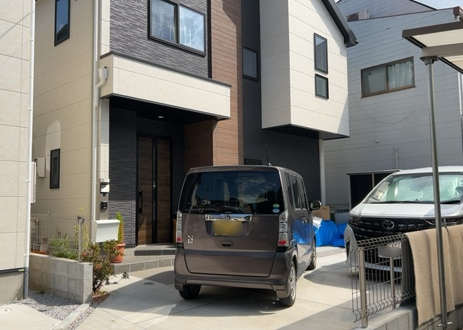 住宅用の土地では前面道路に2m以上接していなければならないと法律で定められています。しかし、お持ちの車のサイズやライフスタイルなどにより、2mでは利便が悪い場合もございますので、事前に確認しましょう。