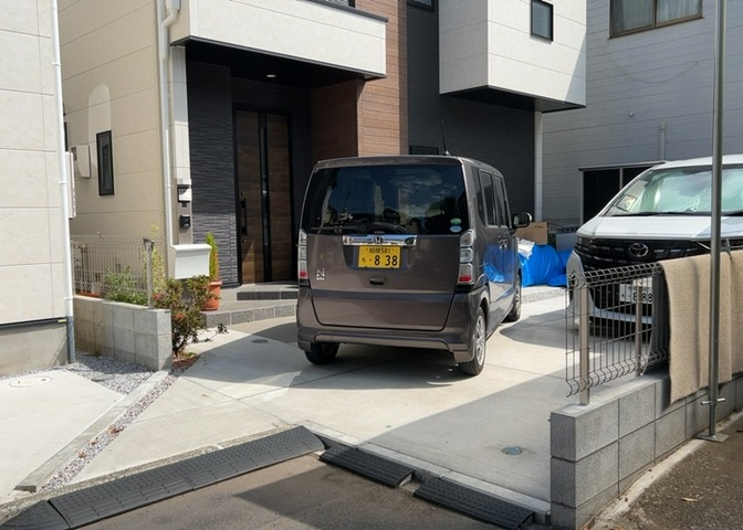 道幅が広い場所は日当たりや風通が良好です。幅が広いのですれ違いも可能ですし大きな車でも駐車可能！一方で、大型車が通ることも多くなるため交通量の増加により騒音に繋がります。また土地の値段が高くなります。