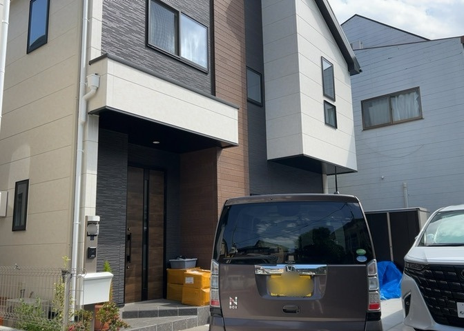 駐車場と明記されていても、最小スペースでつくられた駐車場だと大型車は駐車できなかったり、出入りしにくくなったりする可能性があります。お車のサイズと購入したい物件の駐車場のサイズを現地で確認しましょう。