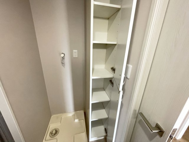 洗濯機置き場の横には棚もあり、タオルやストックもたっぷり収納出来ます。