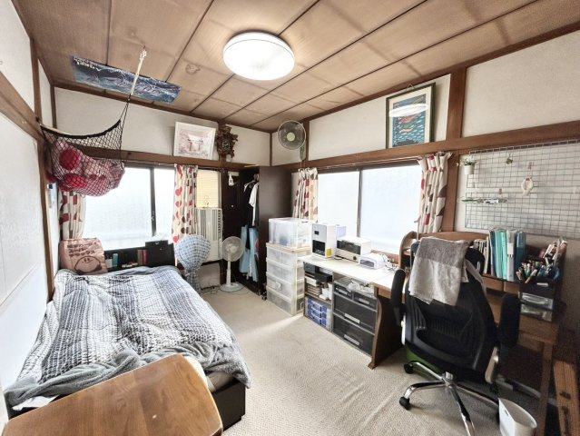 寝室でゆっくりと過ごすためにはベッド周りの適度な空間を担保することや窓の位置、照明の明るさ、寝室の広さなどを考える必要があります。自身や家族の構成とライフスタイルに併せて寝室にする部屋を選びましょう！