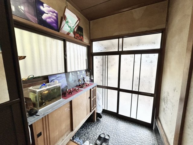 玄関は家の顔でもあり、家族以外の目にも止まる場所です。玄関は外との間を仕切る扉、靴などをしまっておく収納スペース、靴脱ぎのたたきスペース、来客とのやり取りをするドアホンなど複数のアイテムからなります。