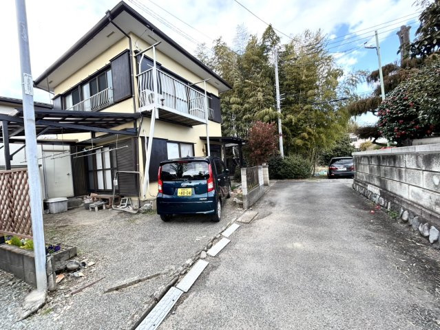 住宅用の土地では前面道路に2m以上接していなければならないと法律で定められています。しかし、お持ちの車のサイズやライフスタイルなどにより、2mでは利便が悪い場合もございますので、事前に確認しましょう。