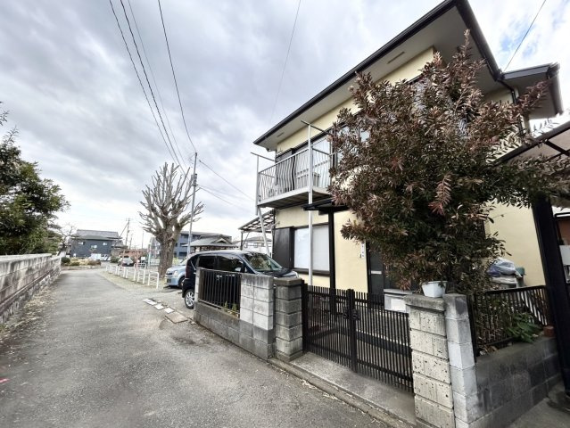 お持ちの車種によっては前面道路が広い方が便利でしょう。しかし、前面道路が広ければその分交通量が多くなるため、騒音などが気になる場合があります。実際に現地を見学し、周辺交通量や騒音などを確認しましょう！