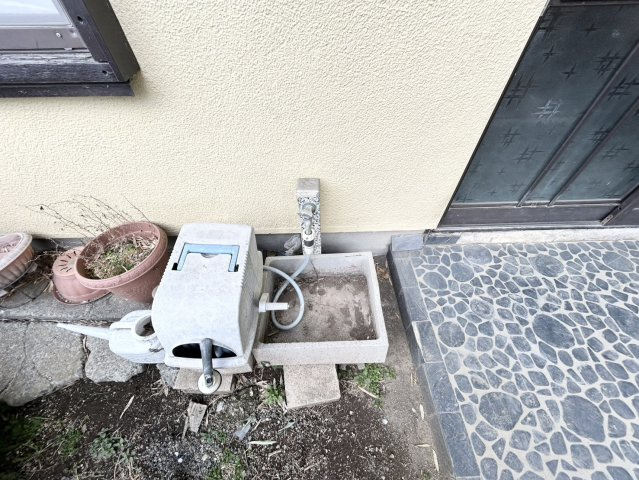 敷地内に散水栓や立水栓があると便利です。水道水を直接利用できるため、水を運ぶ手間を省くことが出来ます。大量の水を必要とする洗車作業や清掃などに役立ちます。その他設備とあわせて、現地でご確認ください。