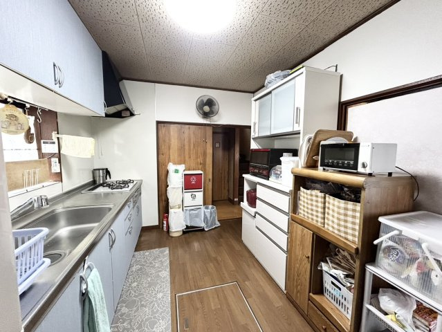 ダイニングは、食事や家族の団らんスペースとしてだけではなく、ほかの用途としても使用することができます。ダイニングテーブルを置き、食事のためのスペースを作ることでリビングとの差別化を図ることができます。