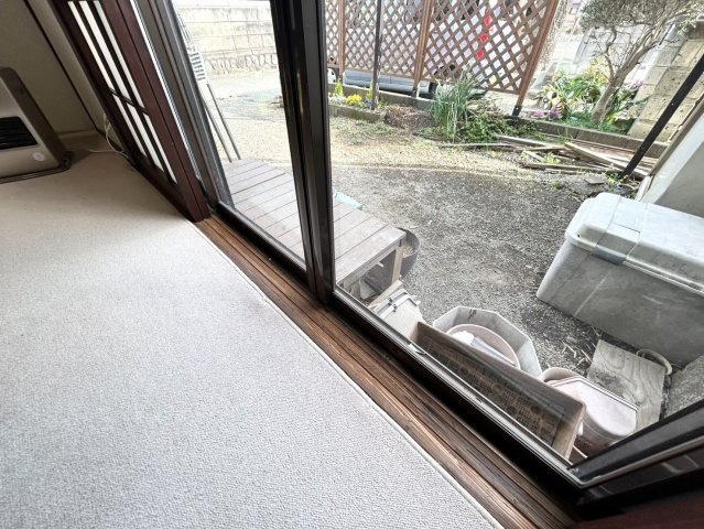 サッシは、ガラス窓に使用される金属製の窓枠です。一般的に住宅建築では、金属製建具工事の段階でガラス類・玄関などと同時に設置されます。種類や構造により断熱性能や遮音性能が異なるので現地でご確認ください。