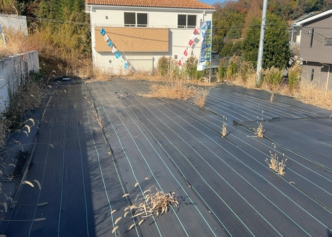 土地の面積＝住宅面積ではありません。建ぺい率の問題などで、土地のある場所によって住宅を建てられる面積は限られています。高さもしかり、「土地」という言葉の中には、建築条件も含まれると考えておきましょう。