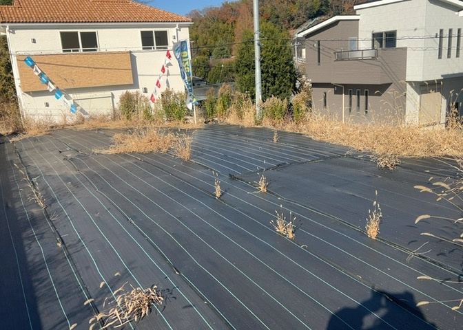 家を建てる場合、方位は要チェックです。現実的に日当たりのよい家ならばリビングは南側、建築基準法でも北側に当たる家への配慮は求められています。土地を見学に行く際は、方位磁針を持って行くようにしましょう。