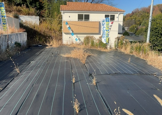 土地の前の道路に消火栓が設置されていることがあります。この場合、道路交通法第45条第1項により、駐車禁止の場所が指定されています。そのため、車庫などの駐車スペースをつくることができない場合があります。