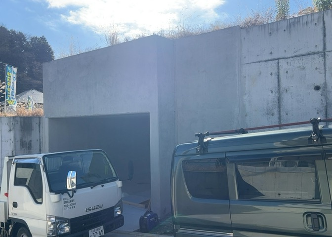 現地に行くなら、物件の周囲の地形がどうなっているかを見ることも大切です。周辺より低くなっている土地では、大雨などで水が集まりやすいため、地盤が弱くなっているということも考えられるため、注意が必要です。