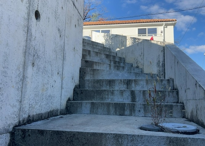 土地購入を検討されている場合、境界杭がない状態で購入してしまうと境界確定測量をする必要があり、費用がかかります。購入の前に、売主、隣土地所有者立ち合いのもと境界を確定し境界杭を設置するのがベストです。