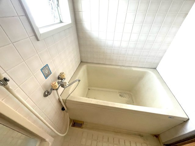 ゆったりとしたサイズの浴槽で、毎日の疲れをしっかり癒せるバスルーム。小窓付きで自然換気ができるのも嬉しいポイント。壁は掃除しやすいタイル張りで、清潔な状態を保ちやすい設計です。