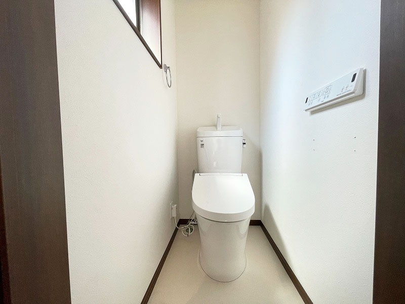 トイレは2か所にございます。　窓のあるトイレは換気がしやすく、新鮮な空気を取り込みます。