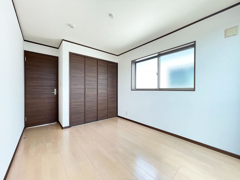洋室約6.0帖。　南東側にはバルコニーがございます。　二面彩光の明るい洋室です。