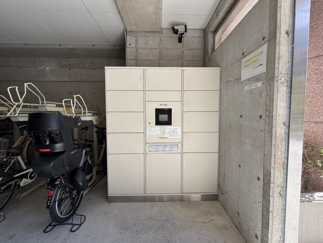 不在時でも荷物を受け取れる便利な宅配ボックスを完備。共働き世帯や一人暮らしの方にも嬉しい設備です。防犯カメラも設置されており、安心して利用可能です。日常の利便性を高める嬉しい共用設備です。