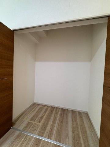 お部屋をすっきりと広くお使いいただける、使い勝手の良い便利な収納スペースを完備しています。ご家族の衣類や日用品などをたっぷりとしまえるため、室内をいつも綺麗に保つことができて快適です。