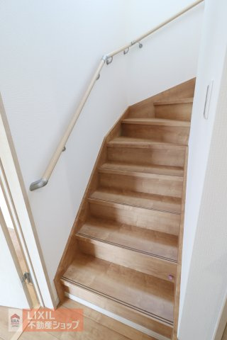 【内装】現地完成写真。階段は手すりもあり妊婦さんからお子様や高齢者も安心です。