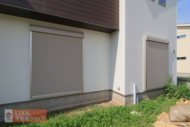 【防犯設備】現地完成写真。1階リビングには雨風の強い日にも役立つ防犯シャッターがついています。