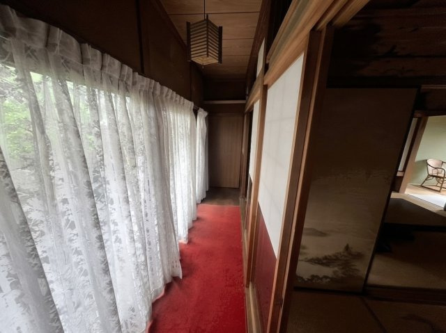赤いカーペットが映えるレトロな廊下。
