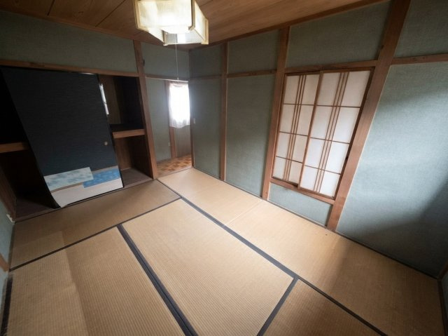 押し入れ収納を備えた、プライベート感を確保しやすい和室。