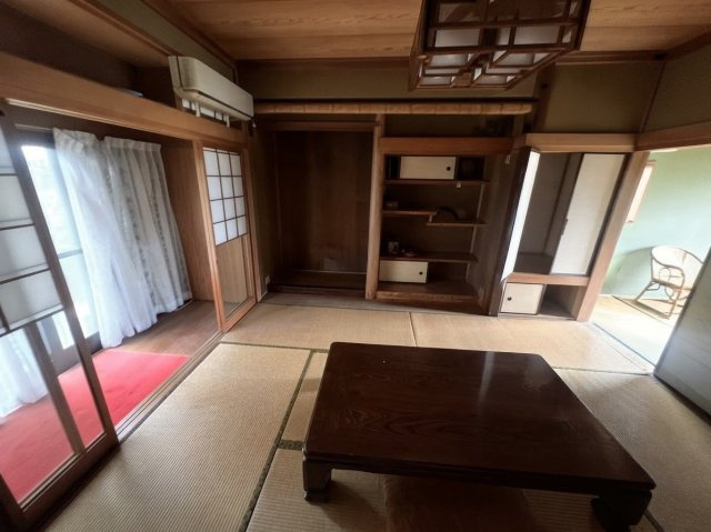 落ち着いた和の風情。家族で囲むテーブルが映える和室です。
