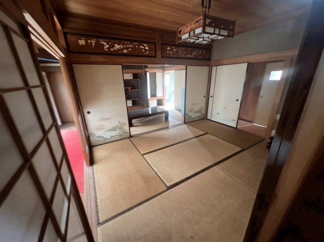 ふすまを開放して一体で使える、伝統的な和室の造りです。