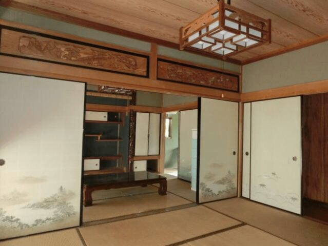 ふすまを開ければ広々。大人数でも集まれる伝統的な続き間。