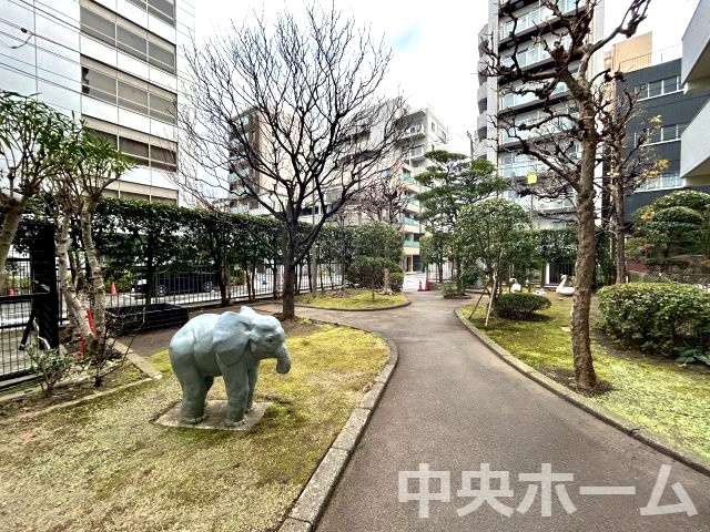 敷地内には緑も多く住環境良好です