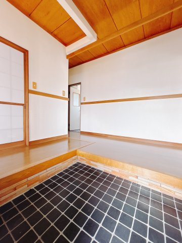 ■玄関｜毎日の「いってらっしゃい」や「お帰りなさい」を大切なご家族と過ごす玄関は〈使いやすさ〉を追求しております。玄関横の物入は急な来客時でもさっとお片付けできるスペースを確保しています。