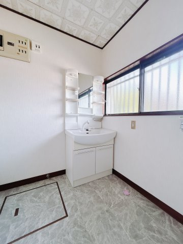 ■洗面室｜大きな鏡で朝の身支度もラクラク♪毎日の忙しい準備が楽しくなる洗面所です(^^♪