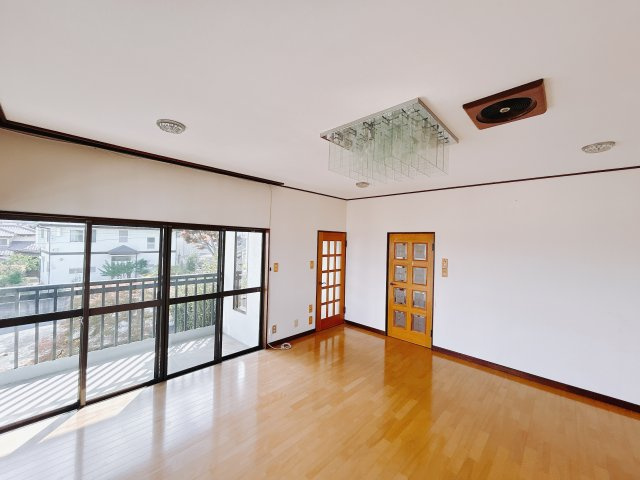 ■1階洋室｜落ち着きのある表情を見せるお部屋。太陽の光がたっぷり差し込むリビングは、自然とご家族が集まる居心地の良い空間です。