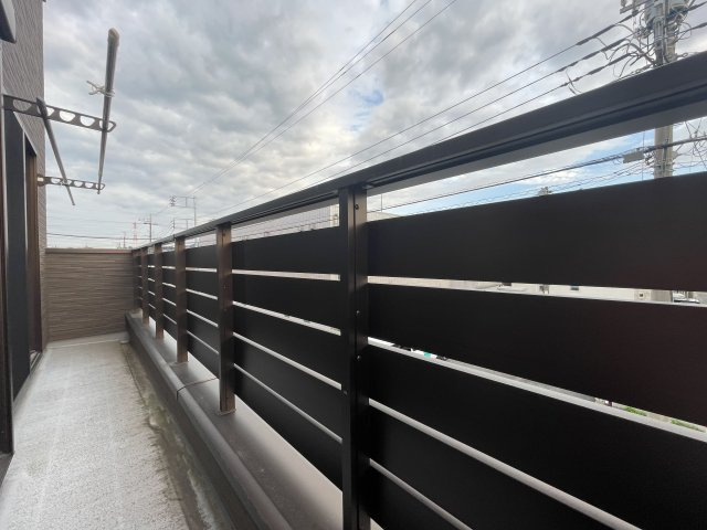 バルコニーは、室外の専用スペースのうち、「屋根がなく開放された空間」であるものを指します。ベランダより広いタイプのものが多く、日当たりもよいため家庭菜園などを楽しみたい人にとって適した環境となります。