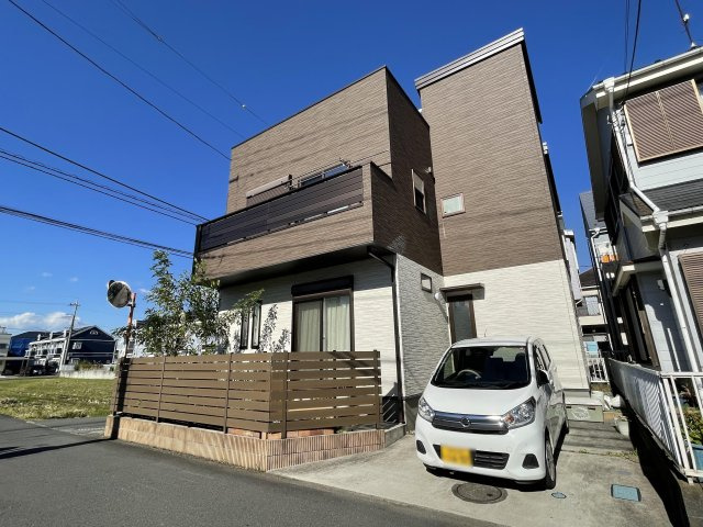 駐車場と明記されていても、最小スペースでつくられた駐車場だと大型車は駐車できなかったり、出入りしにくくなったりする可能性があります。お車のサイズと購入したい物件の駐車場のサイズを現地で確認しましょう。